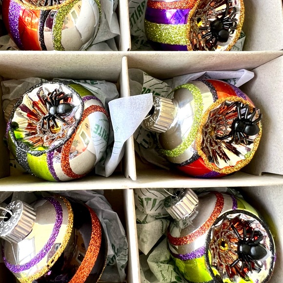 12 Halloween Radko Reflector Glass Ball Ornaments with Black Spiders Inside - Picture 11 of 12